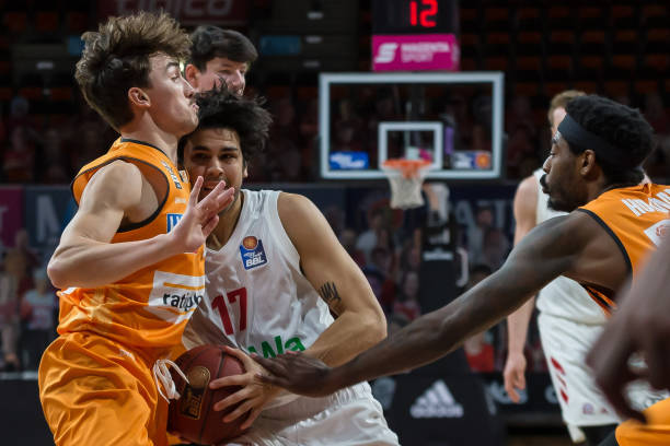 活塞在与强 活塞在与强